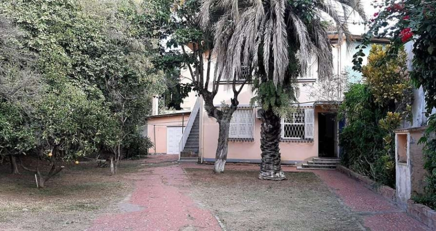 CASA EM 2 TERRENOS NO BAIRRO MEDIANEIRA