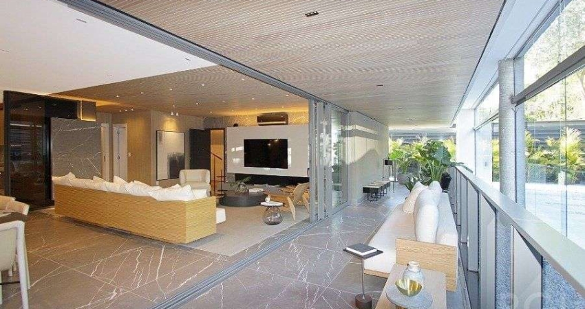 Apartamento para Venda - 230m², 3 dormitórios, sendo 3 suites, 3 vagas - Petrópo