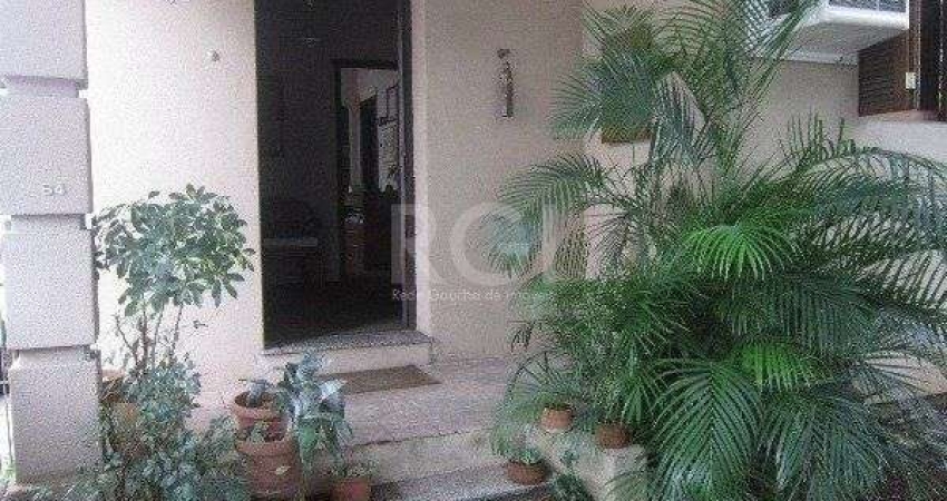 Casa para Venda - 137m², 1 dormitório, sendo 1 suites, 4 vagas - Floresta