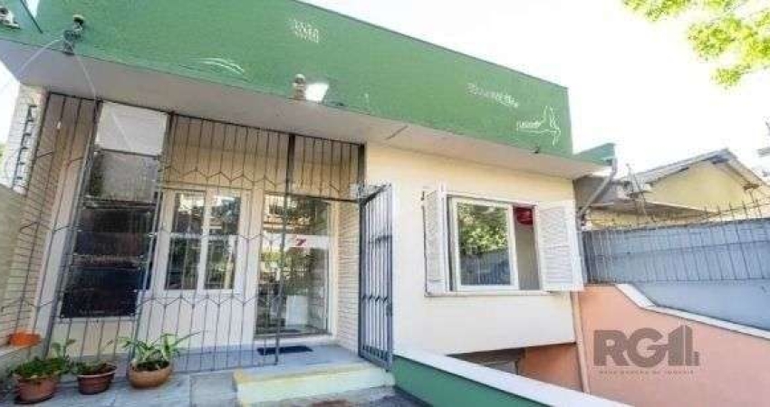 Casa no bairro Petrópolis de 3 dormitórios e 4 vagas
