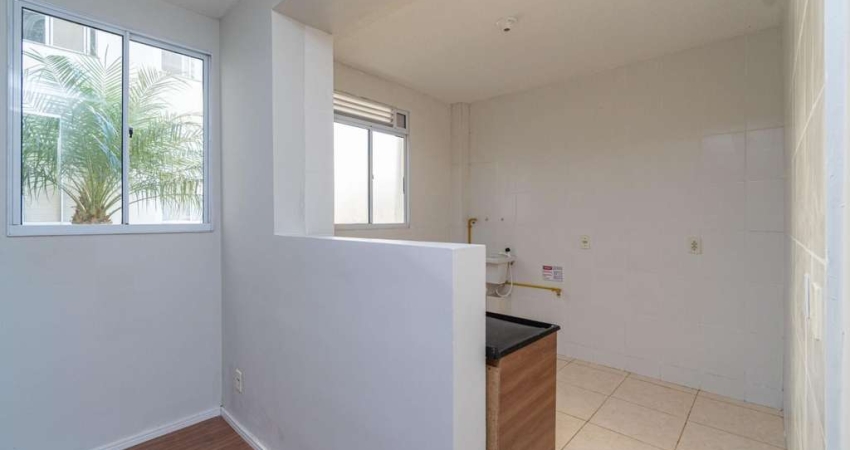 Apartamento térreo,  2 quartos, desocupado, de frente, uma vaga de garagem .