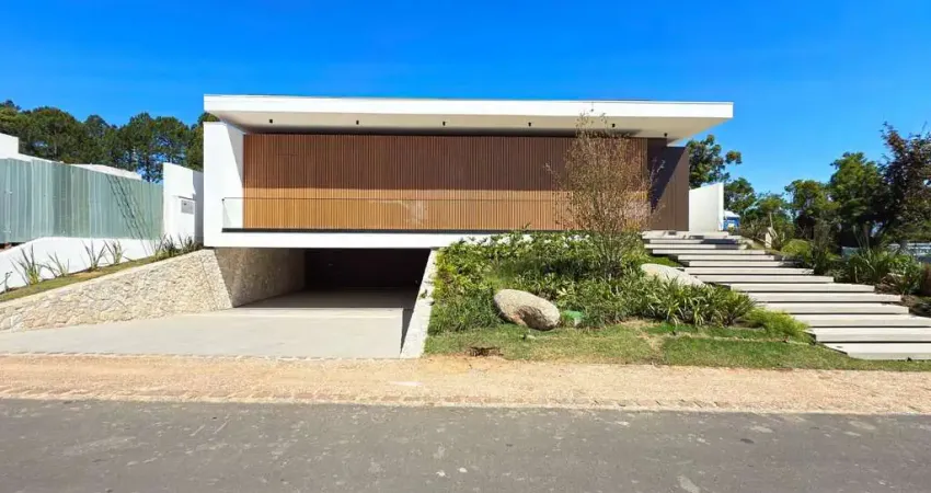 A casa conta com 434m2 de área construída, mas com um aproveitamento total dos 1