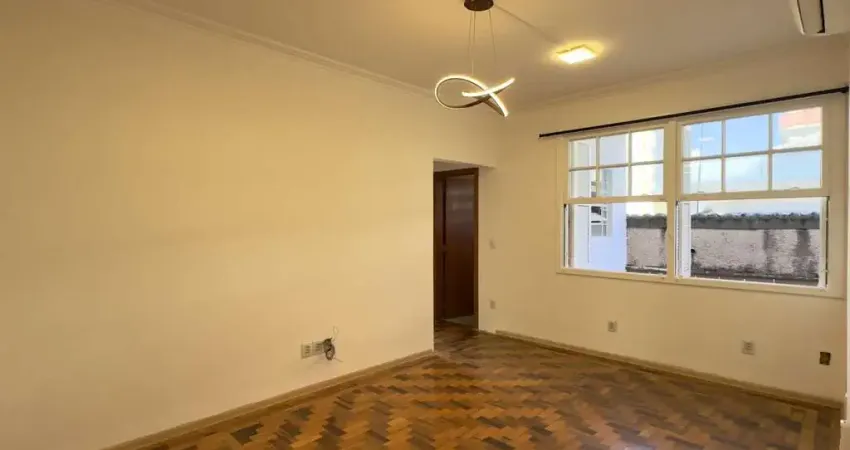 Apartamento reformado de 67m², 2 dormitórios com peças amplas na praia de belas