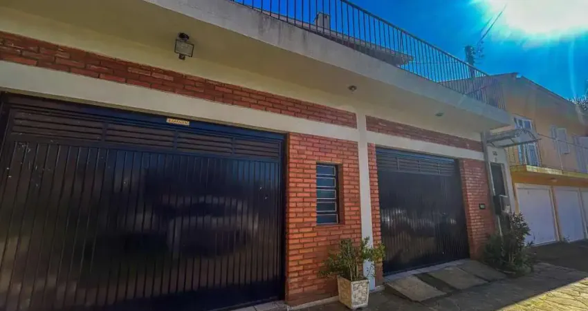 Casa 03 dormitórios, 01 suíte, terraço, pátio, garagens cobertas na vila nova -