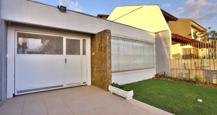 Casa com edícula nos fundos, total de 5 dormitórios no bairro gloria.