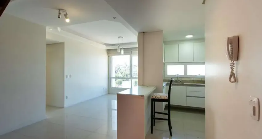 Cobertura de 3 dormitórios, 1 suíte e duas vagas de garagem no bairro Cristal.