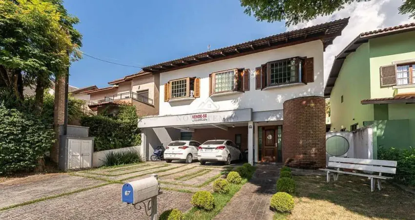 Casa ampla com pé-direito duplo e lazer completo no Alphaville Residencial 9