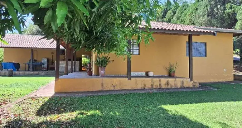 Imperdível casa para locação em Jaguariúna-SP, Chácara Recreio Floresta - 3 quartos, 1 suíte, 2 salas, 2 banheiros, 5 vagas de garagem, 150m²!