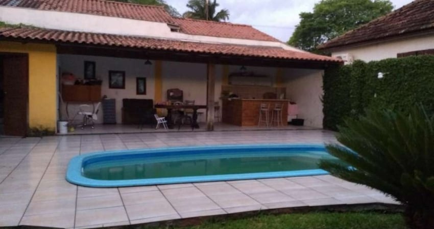 Casa com excelente terreno própria para construção de prédio