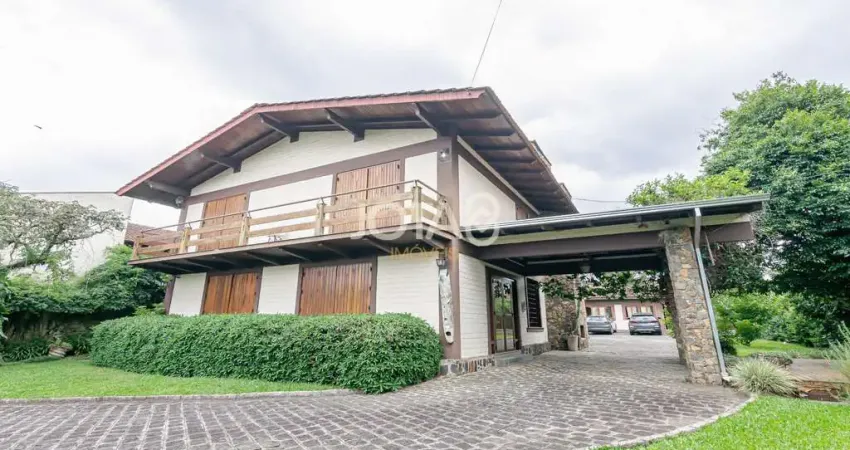 Casa com 5 quartos e um Jardim maravilhoso - J8