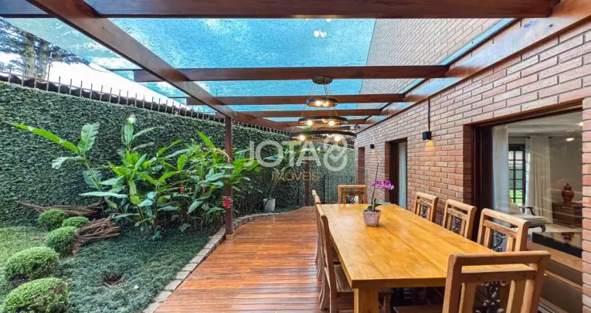Excelente casa com 4 suítes e amplo terreno - J8