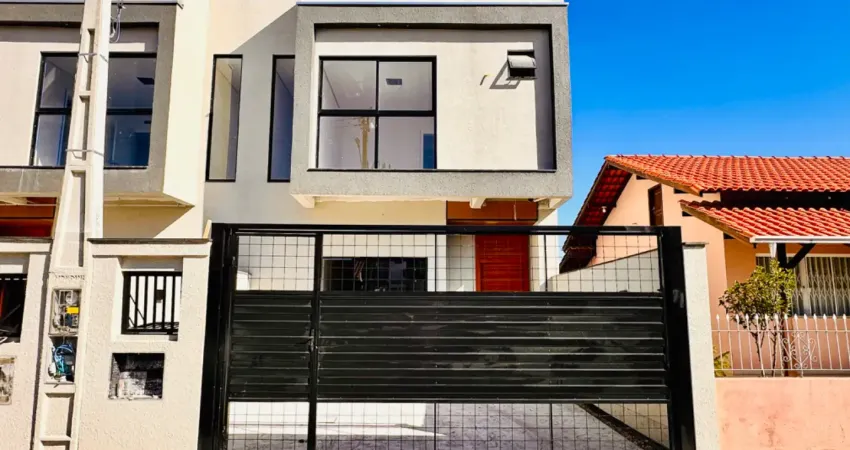 Casa para venda apenas 2 unidades no lote com 3 quartos sendo 1 suíte, 2 vagas de garagem individuais e um lavabo.