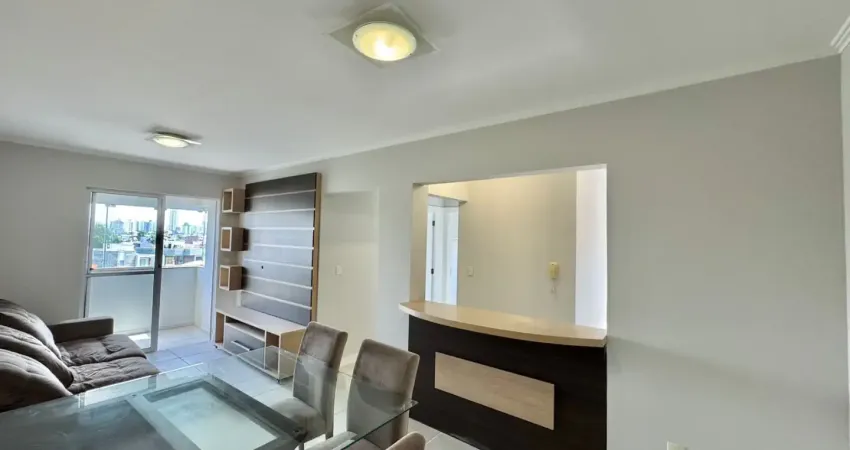 Apartamento com 59m² área privativa, 02 quartos, sacada com churrasqueira, 01 vaga de garagem e móveis sob medidas na cozinha.