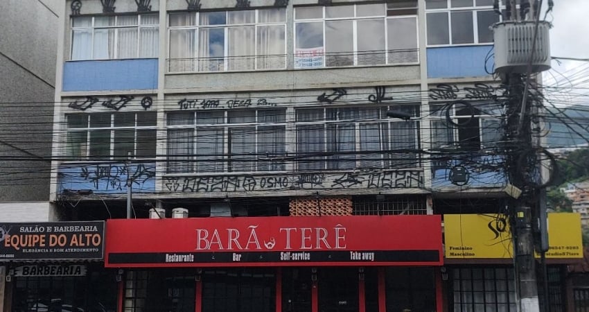 Apartamento antigo precisando de modernização - Oportunidade!