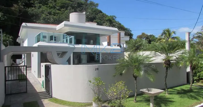 Belíssima residência em condomínio de alto padrão localizada no balneário da praia de Pernambuco -