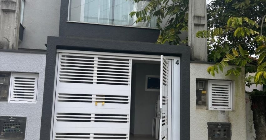 Casa geminada mobiliada, espaçosa e bem localizada!