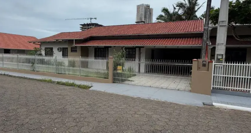 Casa com 2 quartos para alugar na Avenida Nereu Ramos, Centro, Penha