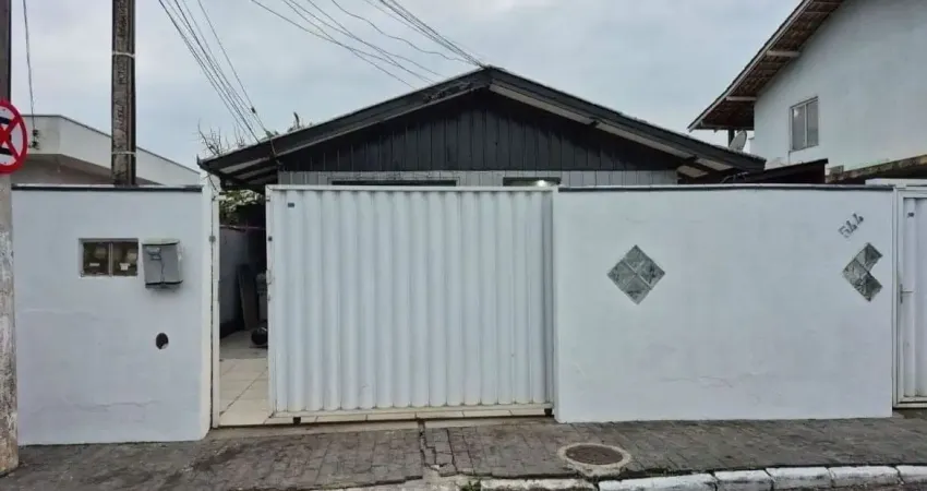 Aluga-se casa com dois quartos e garagem no bairro são vicente, itajaí.