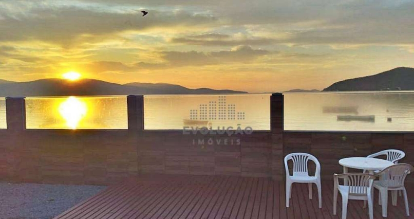 CASA 03 Quartos, 02 Vagas, Frente Mar - Enseada Brito - Santa Catarina