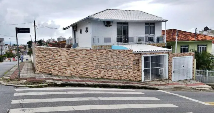 Casa com 4 dormitórios à venda, 180 m² por R$ 725.000,00 - Capoeiras - Florianópolis/SC