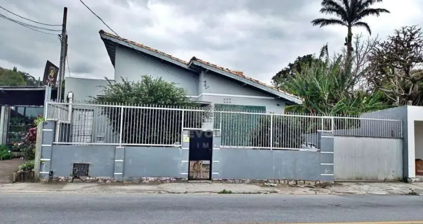 CASA 03 Quartos, 05 Vagas, Escritura - Centro Histórico - Santa Catarina