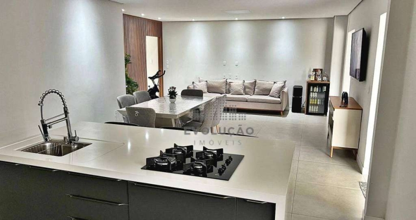Casa com 3 dormitórios  2 suítesà venda, 200 m² por R$ 890.000 - Serraria - São José/SC