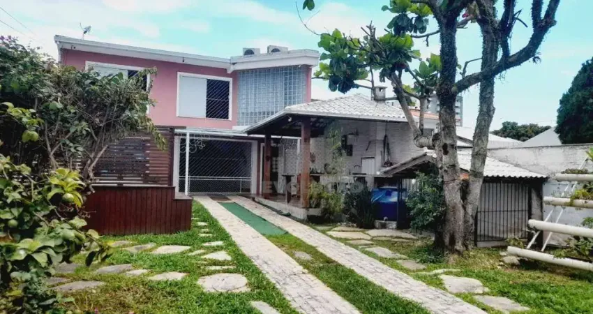 Casa com 03 Dorms, 03 Banheiros e 05 Vagas em Barreiros - São José SC