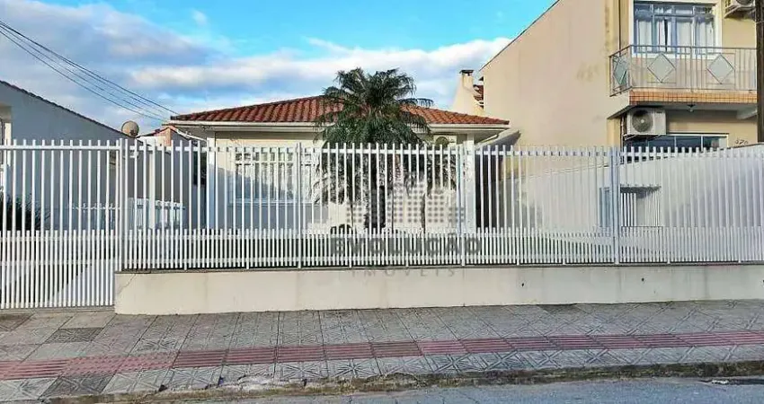 CASA 3 Quartos, 5 Vagas, Edícula - Fazenda Santo Antônio.