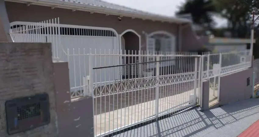 Casa ampla com 3 Dorms, Churrasqueira e piscina na melhor localização do bairro Capoeiras