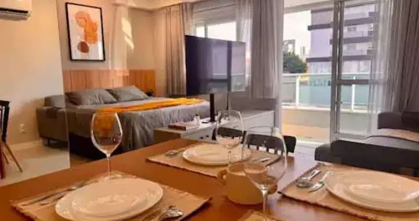 Studio 100% Mobiliado com 48 m², Sacada e Vaga no Estreito
