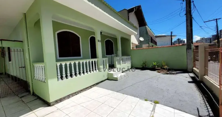 Casa no Centro de Florianópolis com 5 dormitórios e 3 banheiros, com 2 vagas de garagem.