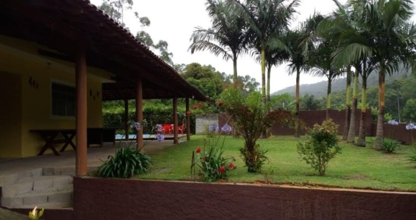 Linda chácara em Taiaçupeba