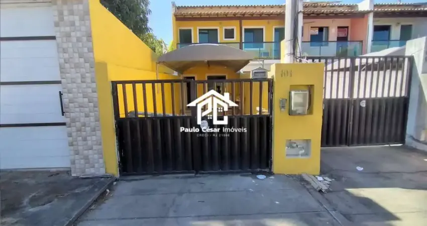 Linda casa composta de sala, cozinha, pequena área externa com churrasqueira, área de serviço e 3 quartos, sendo um na parte inferior e dois na parte