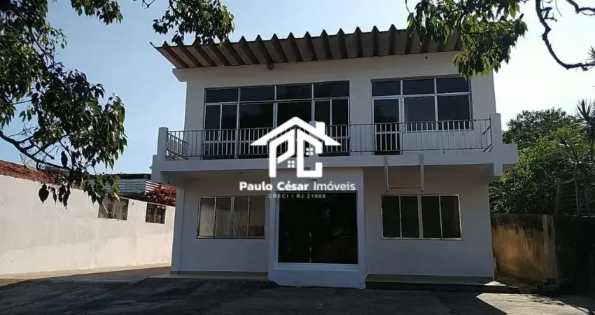 Excelente casa duplex com 04 quartos, sendo 02 suítes, ampla sala, cozinha, banheiro, área de serviço e vaga de garagem para 08 carros, ótimo terreno