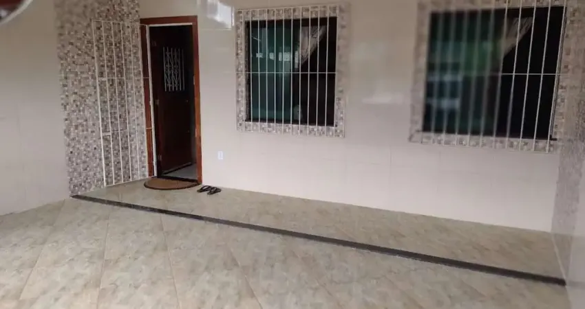 Excelente casa com 02 quartos, sendo 01 suíte, ótima sala, cozinha, banheiro, área de serviço, varanda, garagem, ótima localização, totalmente legaliz