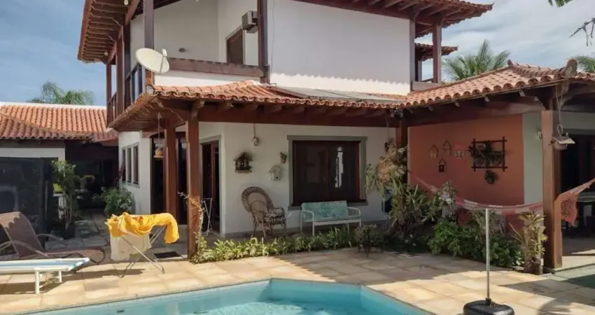 Imperdível! Casa em condomínio de alto padrão em Araruama-RJ, bairro Pontinha, 3 quartos, 3 suítes, 3 salas, 2 banheiros, 2 vagas de garagem, 314,56m² de área, com muito acabamento em madeira.