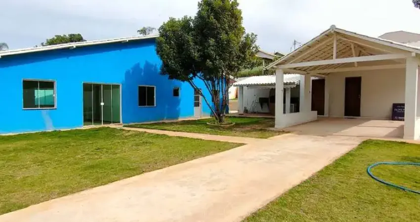 Excelente casa com 04 quartos, sendo 01 suíte, sala com 36m² com 5 janelas de blindex e porta de blindex, cozinha com 30m², churrasqueira com pia e ba