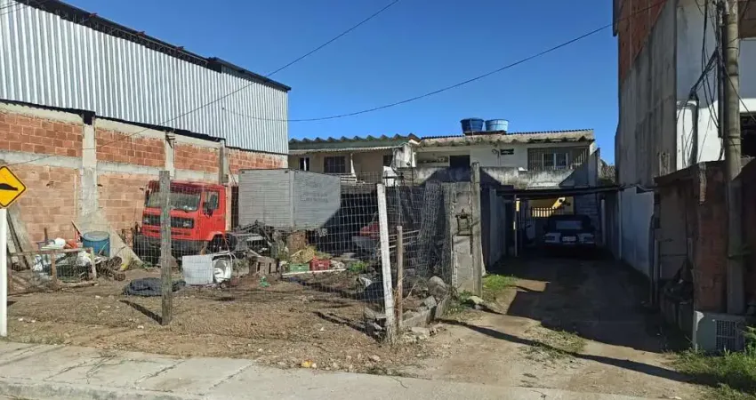 Ótimo terreno com 300m², composto por 02 quitinetes de 01 quarto, sala, cozinha, banheiro e varanda, com frente para o asfalto, a 50 metros da Rodovia
