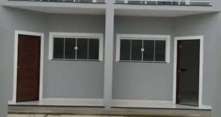 Excelente casa duplex composta por 02 quartos, sendo 01 suíte, sala, cozinha americana, banheiro social, área de serviço, garagem, ótima localização,