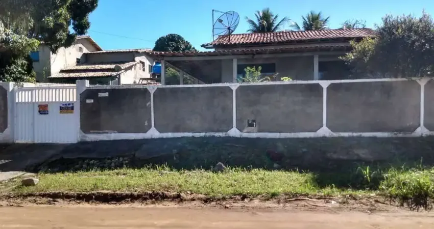 Ótima casa com 03 quartos, sendo 02 suítes, sala, ótima cozinha, banheiro, varanda ao redor da casa, ótimo quintal com 570,00m². Aceita financiamento!