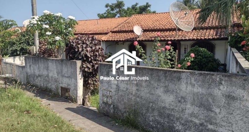 Casa com 2 quartos, sala, cozinha, banheiro e área de serviço.  Localização privilegiada 300 metros da lagoa , local super requisitado. Oportunidade p
