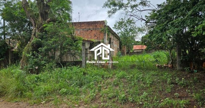 2 Lotes com total de 900m²  com um Galpão de 200m² construído precisando de reformas.  15 minutos do centro de Araruama.