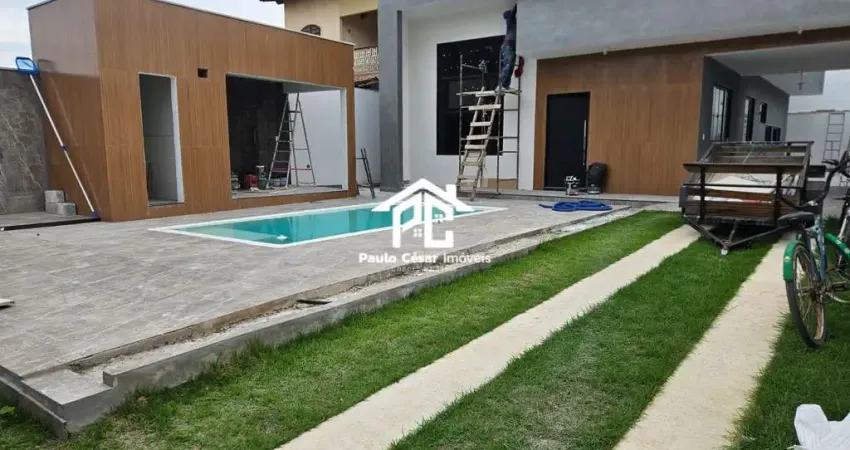 Casa à venda em Araruama-RJ, Vila Capri: 3 quartos, 2 suítes, 2 salas, 1 banheiro, 1 vaga de garagem, 140m² de área.