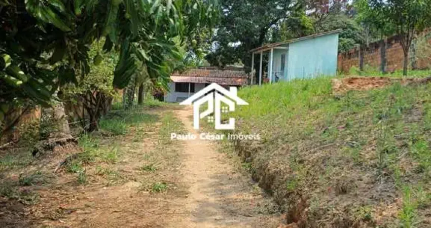 Terreno com 900m² e duas quitinetes. 2 quitinetes com quarto, banheiro, cozinha e área de serviço.  Local tranquilo e facil acesso. OBS: Documento particular de venda.