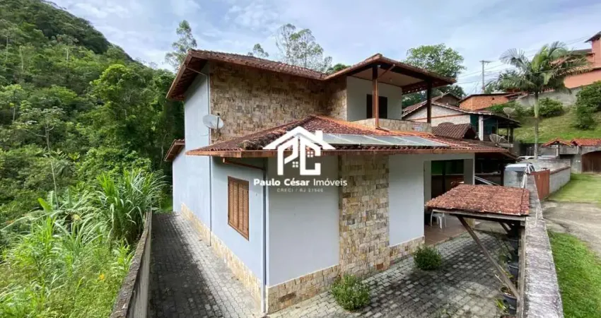 Casa à venda em Lumiar, Nova Friburgo-RJ: 3 quartos, 2 suítes, 1 sala, 2 banheiros, 3 vagas, 260,00 m² de área.