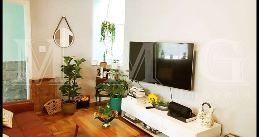 Sobrado com 4 Dorms, 2 vagas em rua particular sem saída.