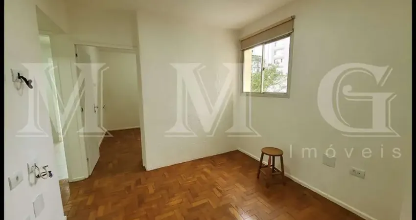 APTO C/ PISO DE MADEIRA E ARMS.