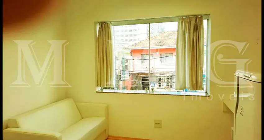 Studio, mobiliado, cozinha com armário, tipo americana, ótimo