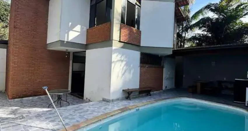 Ampla casa 04 dormitórios, ótima para pousada ou ponto comercial!