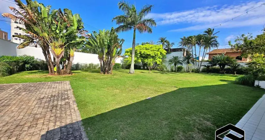 Casa 04 dorm's, com piscina, terreno enorme de esquina, a 02 quadras do mar